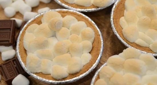 air fryer s'more pie with chocolate bars and marshmallows
