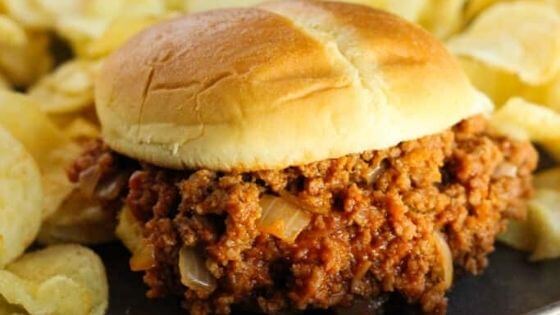 turkey sloppy joes on bun with chips