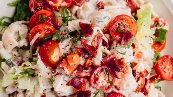 Pasta salad with bacon and tomatoes