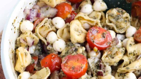 Summer BBQ salad with tortellini, pesto and tomatoes