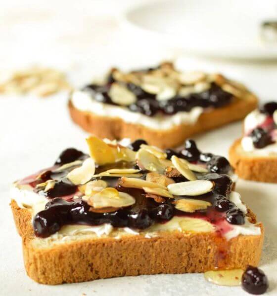 Blueberry toast with almonds