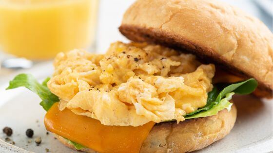 Scrambled egg on bun