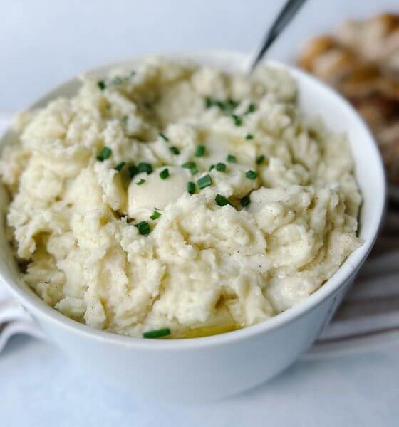 Mashed potatoes in white bowl