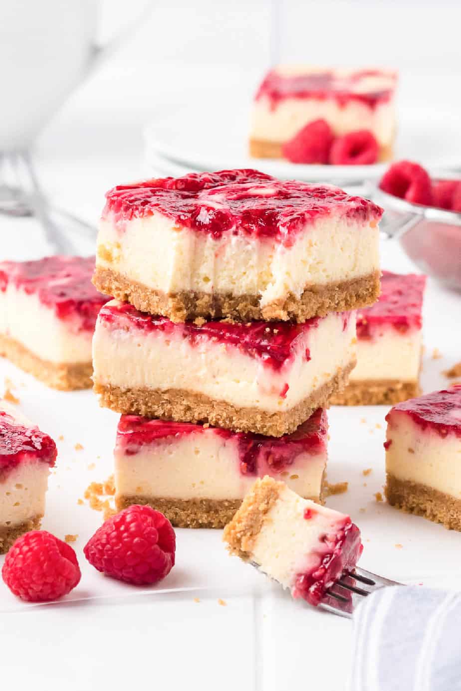 Cheesecake bars with raspberry